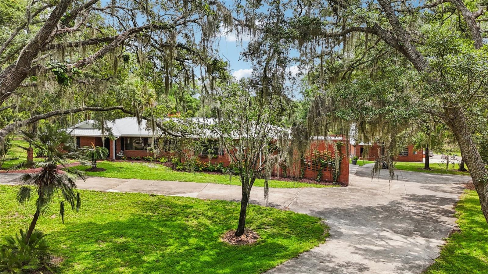 2221 OAK HILL DRIVE
