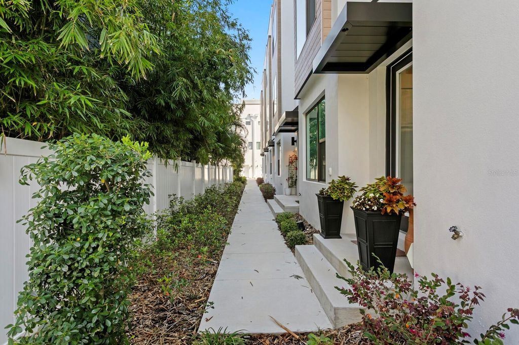 Photo of 2506 W Cleveland Street #10, Tampa, FL 33609 (MLS # TB8504992)