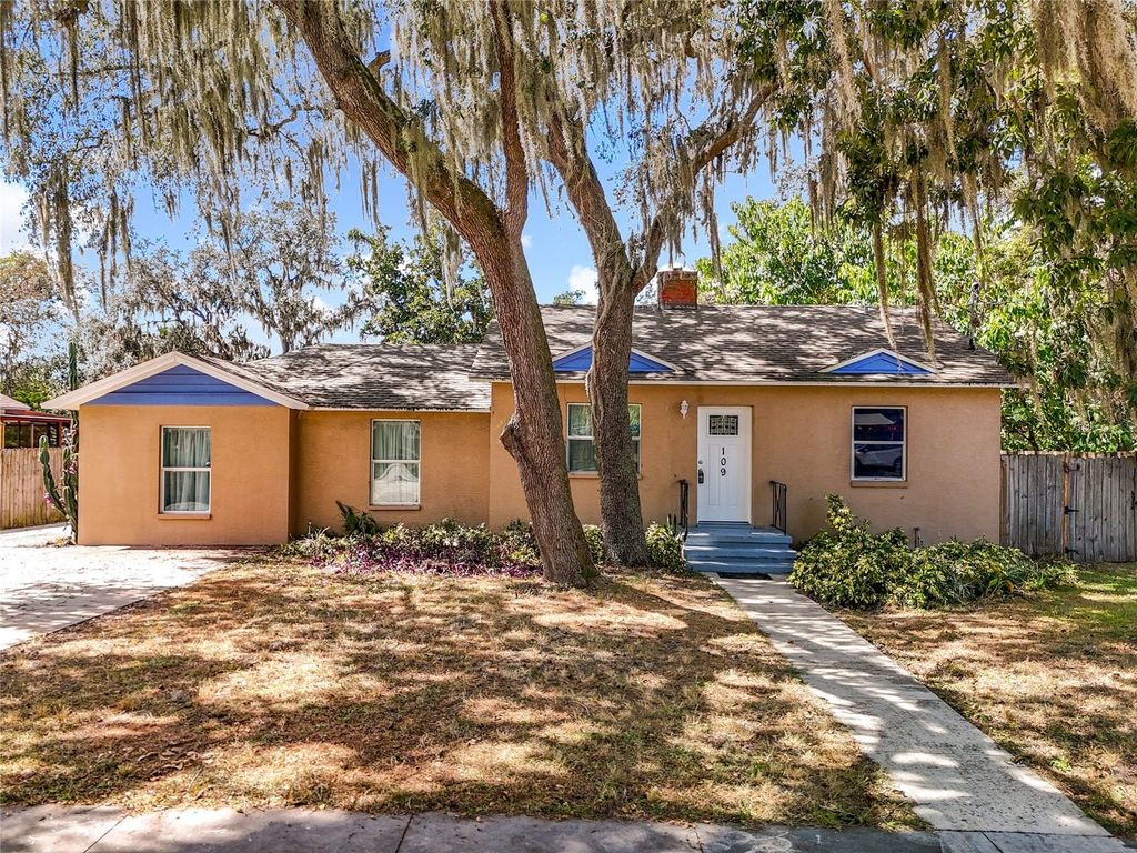 Photo of 109 N Oakland Street, Leesburg, FL 34748 (MLS # O6348065)