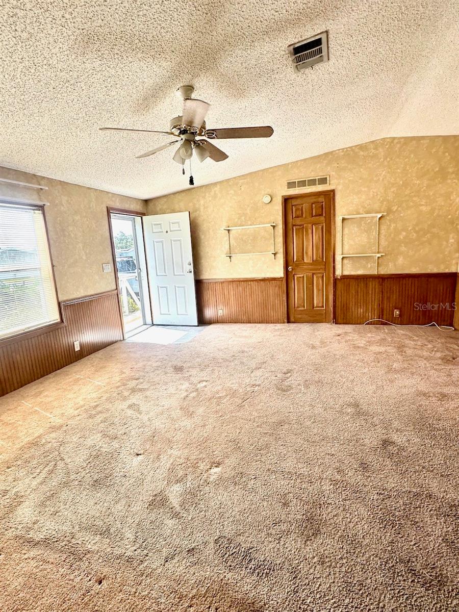 1096 CARRIE LANE