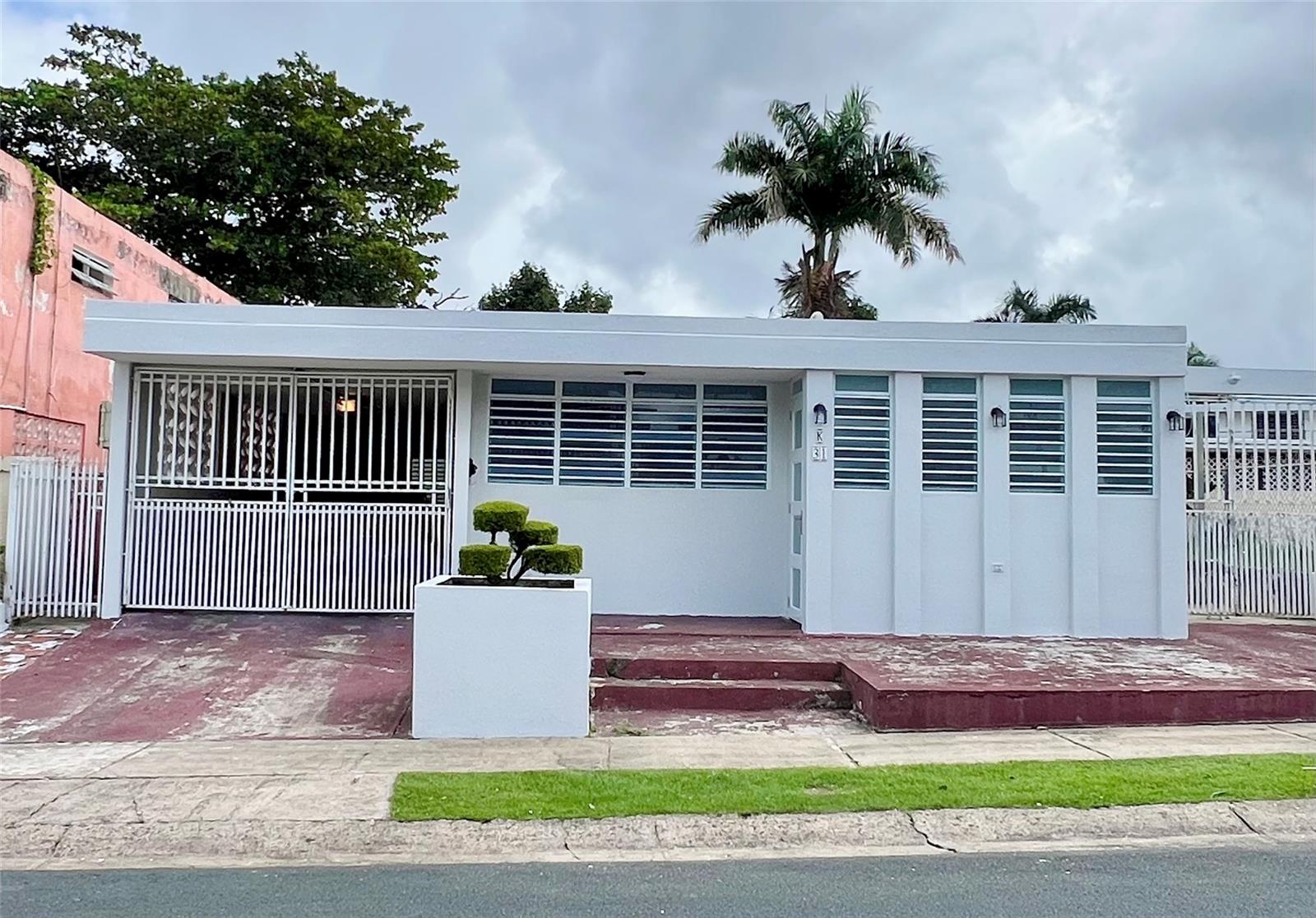 This charming property located at Villa Nueva at Caguas city, offers a comfortable and spacious space in an excellent location. With 4 spacious bedrooms and 3 full bathrooms, this house is ideal for families of all sizes. The living room and dining room provide cozy spaces for family gatherings, while the spacious kitchen is ready to meet all your culinary needs. The property also features a carport and a large patio, perfect for outdoor activities.
Additionally, the house is equipped with 3 inverter air conditioners and a solar water heater, ensuring energy efficiency and comfort. The solar panels with Tesla battery backup ensure a reliable and sustainable power supply. The location is unbeatable, close to schools, colleges, pharmacies, shopping centers, and gas stations, and just 5 minutes from expressway #52, facilitating access to all your daily needs.