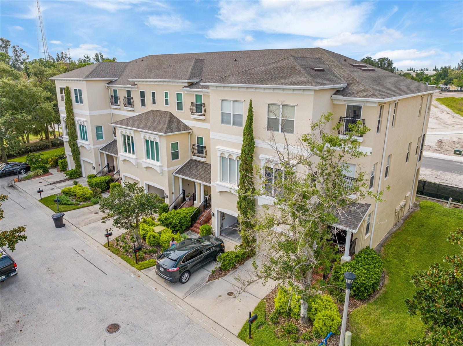 ST. PETERSBURG TOWNHOME – 3 BEDROOMS + DEN, 2.5 BATHS, CORNER UNIT WITH BOAT RAMP & OVERSIZED GARAGE
Welcome to 1129 VENETIAN HARBOR DRIVE NE in ST. PETERSBURG, a stunning CORNER UNIT townhome offering 2,100 SQ FT of spacious living with 3 BEDROOMS, 2.5 BATHS, and a FLEXIBLE DEN/OFFICE. Ideally located just 15 MINUTES TO DOWNTOWN ST. PETE or TAMPA, this property provides easy access to I-275, local MARINAS, WEEDON ISLAND, and 4TH STREET shopping and dining, making it perfect for commuting, entertainment, and everyday convenience.
Inside, the OPEN FLOOR PLAN boasts a BRIGHT LIVING ROOM with SLIDING GLASS DOORS to a SCREENED BALCONY, a DINING AREA, and a MODERN KITCHEN with WHITE CABINETS, BRASS HARDWARE, and a LARGE ISLAND. The DEN is perfect for a HOME OFFICE, YOGA STUDIO, or CREATIVE SPACE with bright light and neighborhood views. Wide-plank flooring, NEW CEILING FANS, and UPDATED LIGHTING bring a modern feel throughout.
The PRIMARY SUITE includes a WALK-IN CLOSET, SOAKING TUB, DUAL VANITIES, and SEPARATE SHOWER. Two additional bedrooms upstairs offer NATURAL LIGHT, CEILING FANS, and LARGE CLOSETS.
The OVERSIZED 2-CAR GARAGE provides AMPLE STORAGE for JETSKIS, KAYAKS, WORKSHOP EQUIPMENT, and MORE, plus OVERHEAD STORAGE RACKS.
Community amenities include a BOAT RAMP for launching KAYAKS, PADDLEBOARDS, and SMALL VESSELS with EASY ACCESS to WEEDON ISLAND or paddling the BAYOU to PATRONA COFFEE or THE GETAWAY.
This RARE WATERFRONT RENTAL combines LOCATION, LIFESTYLE, and FLEXIBILITY with room to LIVE, WORK, and PLAY in one of St. Pete’s most desirable communities.