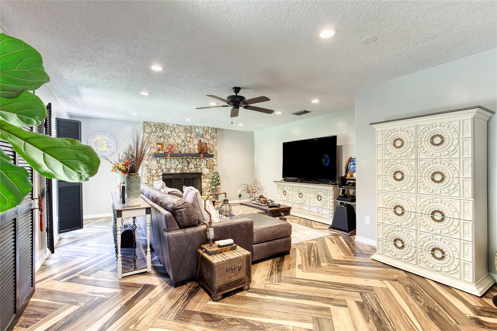 FOX HOLLOW - Residential