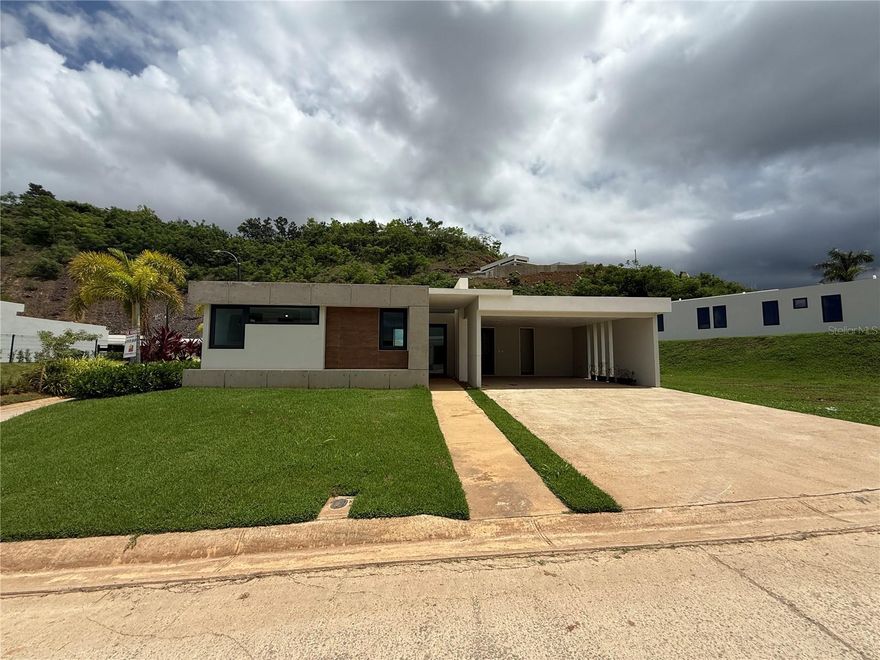 Preciosa propiedad en la exclusiva urbanización Monte Azul. La residencia cuenta con sala, comedor, cocina, family, pantry, laundry, 2.5 baños y 4 habitaciones, incluyendo un master bedroom con walk-in closet. En el exterior, ofrece terraza en concreto, marquesina doble y un área de storage. La propiedad dispone de 2,028 pies cuadrados de construcción sobre un solar de 880 metros, uno de los patios más amplios de la urbanización.