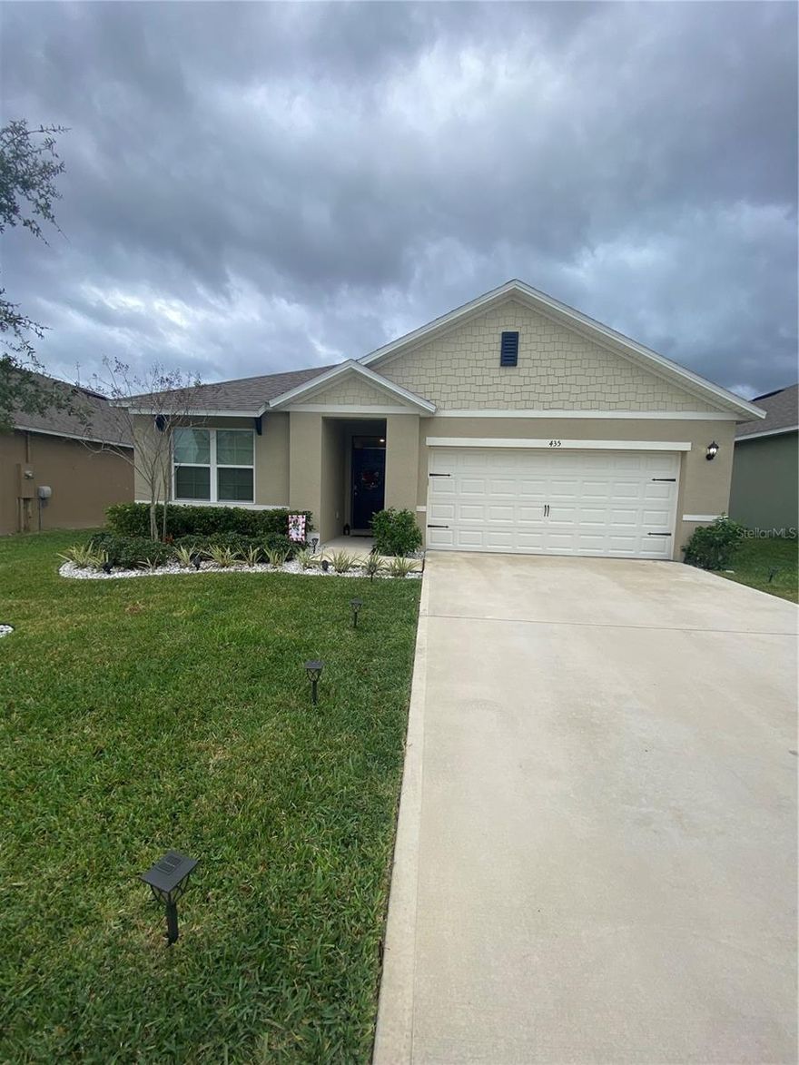 Come see this wonderful house with 3 bedrooms, 2 bathrooms and 2 car garages, open floor plan with large areas and back porch to enjoy with the family in the fabulous Victoria Oak community in Deland. Close to beaches, University, shopping, center and restaurants. The community offers excellent amenities for the enjoyment of residents, fitness center, pool, playground, tennis and beach volleyball.