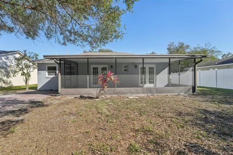 A home in WINTER HAVEN