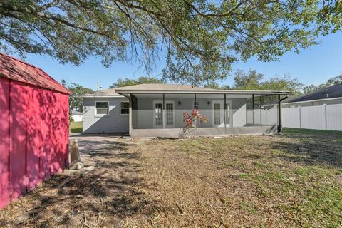 A home in WINTER HAVEN