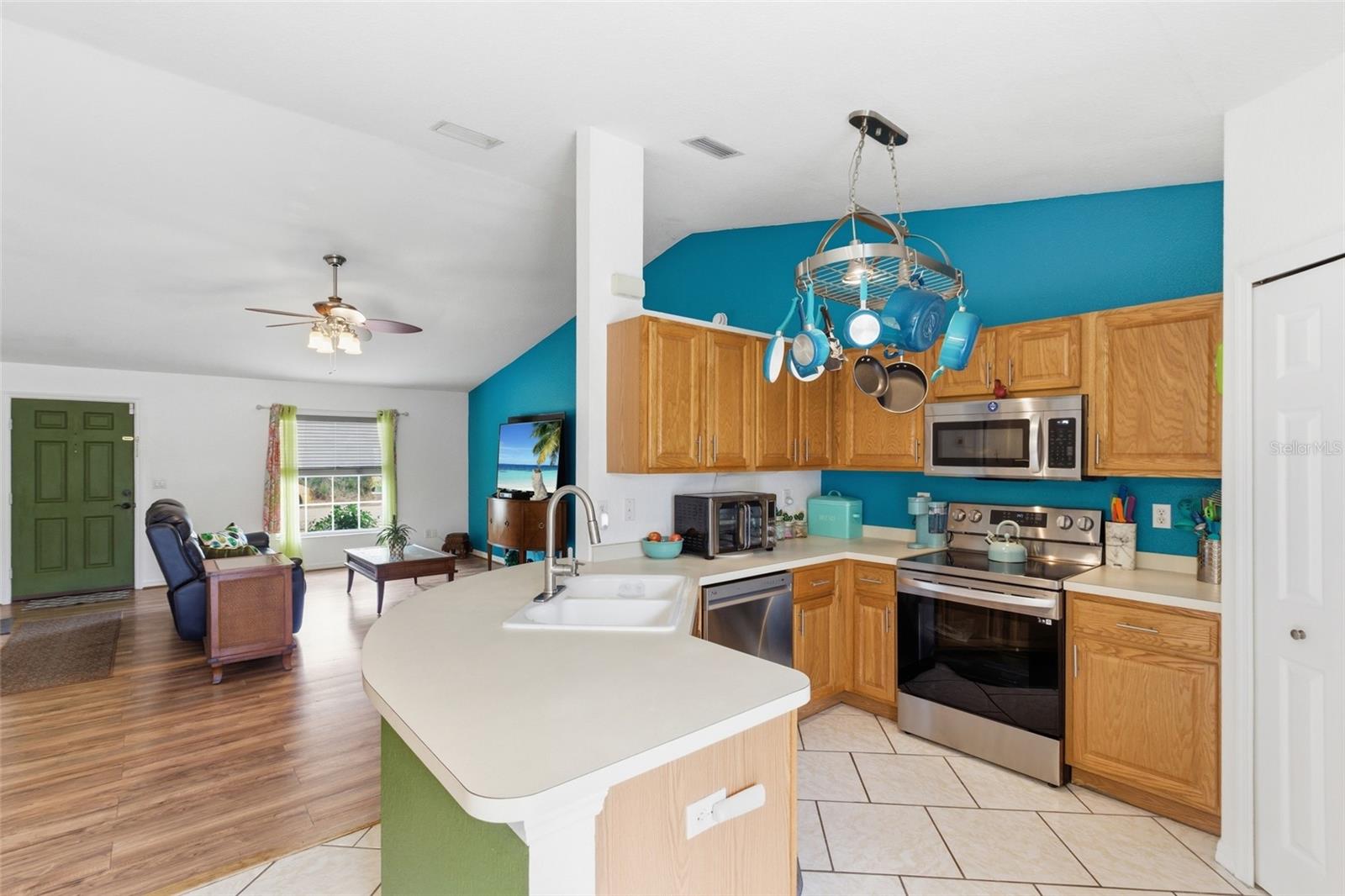 3051 TRAVERSE AVENUE