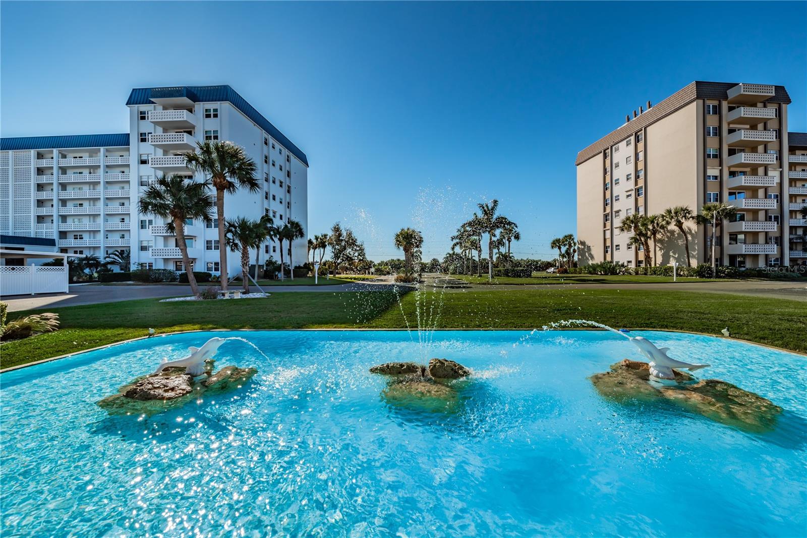 8 GLENCOE PLACE 305