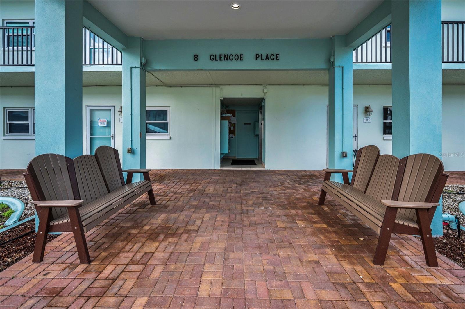 8 GLENCOE PLACE 305