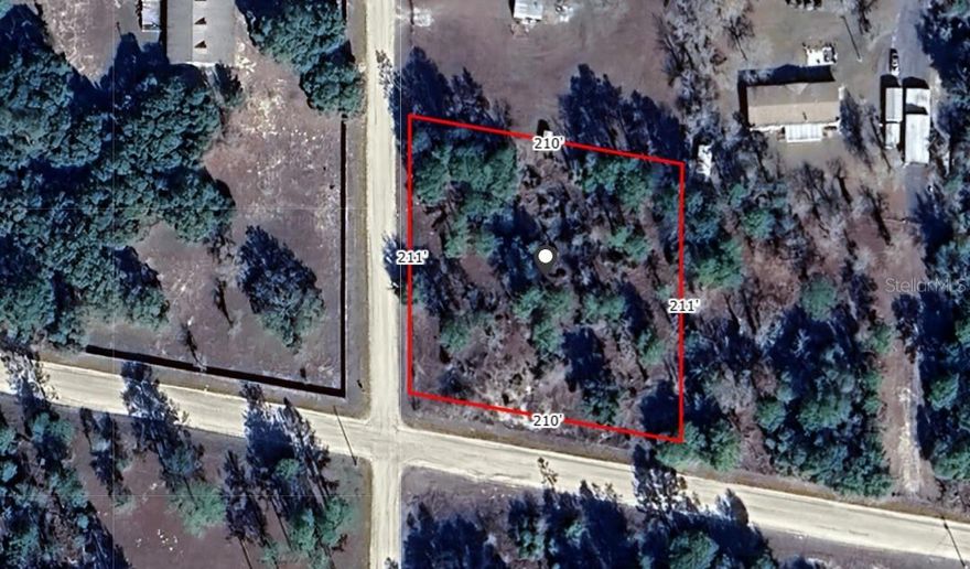 Spacious Corner 1-acre lot in Williston Highlands, flat and dry with no HOA, perfect for a mobile home, site-built home, or investment, just minutes from downtown Williston and a short drive to Gainesville and Ocala. This property is a great opportunity for first-time land buyers, builders, or investors.