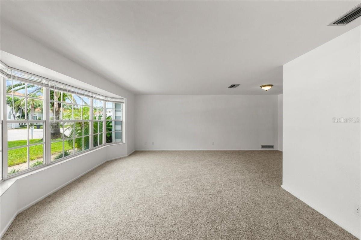 36 DRESDEN CIRCLE