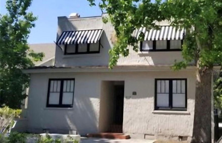 LIVE THE CHIC URBAN LIFE. DOWNTOWN LOCATION.  1920's boutique building with high ceilings, built in shelves, a spacious eat-in-kitchen,1 BEDROOM 1 BATH APARTMENT IN A SINGLE FAMILY HOME BUIDING, 1ST FLOOR. SHARED FULL SIZE WASHER and DRYER. LAKE EOLA HEIGHTS.HIGHLY SOUGHT AFTER HISTORIC DISTRICT IN A SUPBERB LOCATION. CLOSE TO RESTAURANTS, CLUBS , SHOPPING AND MAJOR SHOPPING. 1.0 MILE FROM VALENCIA COLLEGE AND NEARBY FLORIDA HOSPITAL COLLEGE OF HEALTH SCIENCES AND ROLLINS COLLEGE.PET FRIENDLY WITH ADDITIONAL NONREFUNDABLE PET DEPOSIT. ROOM SIZES ARE ESTIMATED AND MUST BE MEASURED FOR ACCURACY.