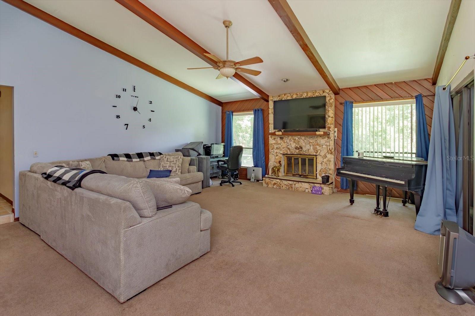 817 HICKORY KNOLL COURT