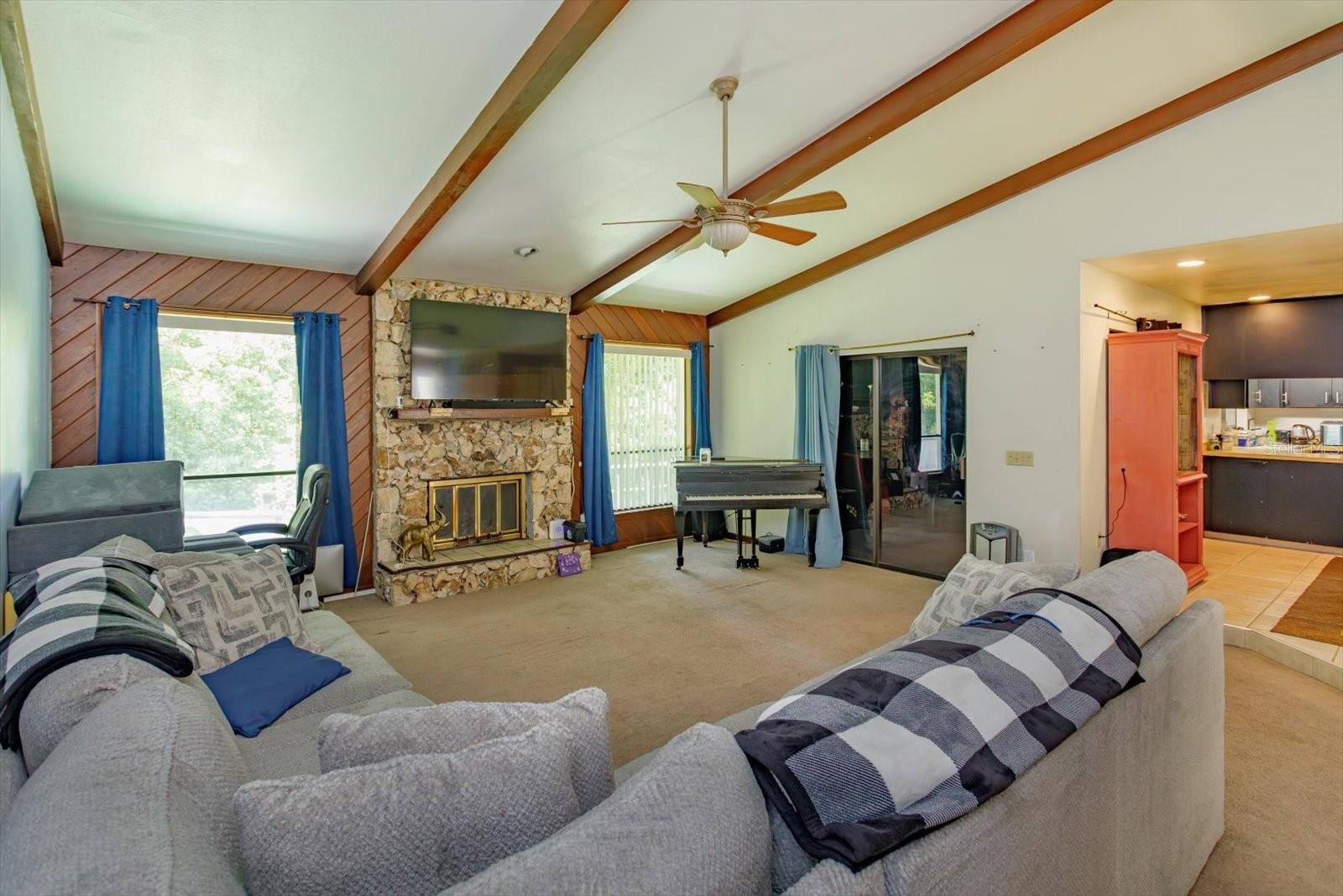 817 HICKORY KNOLL COURT