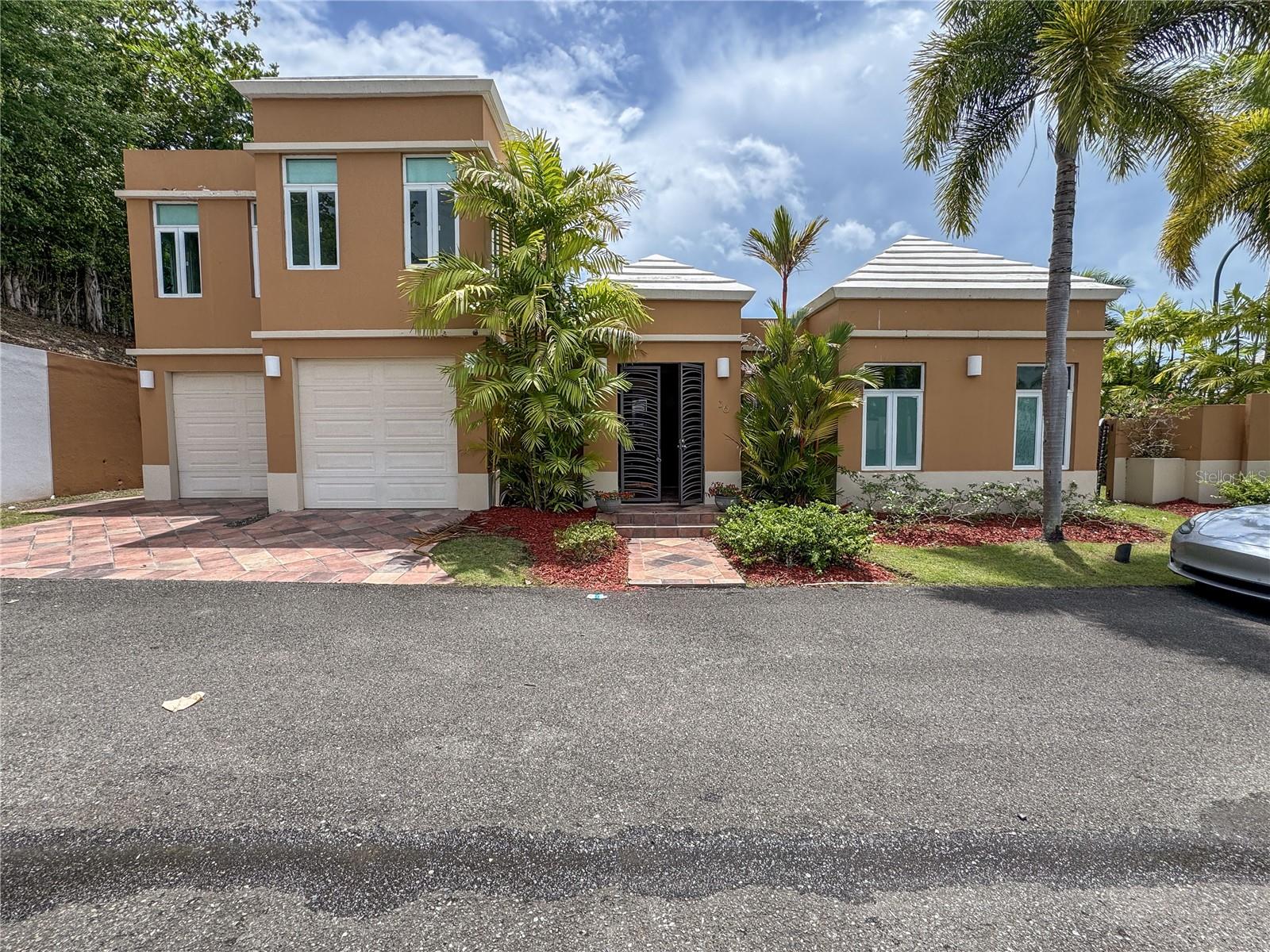 This 4,371 SF two-story home in the gated community of Paseo Las Palmas offers plenty of space and comfort. It has 4 bedrooms, including two primary suites (one on each floor) — each with its own walk-in closet and bathroom — a total of 3.5 bathrooms. The home features a bright living and dining area with high ceilings, and a kitchen with plenty of cabinets, granite countertops, stainless steel appliances, a roomy island, and a pantry.
Other features include a family room, laundry room, two-car garage, covered terrace, backyard, full-power generator, and water cistern.
The community offers 24-hour security, a pool with gazebo, tennis and basketball courts, and a playground. Located in Dorado near beaches, golf courses, restaurants, shopping malls, the Doctors Center Hospital Dorado, and about 35 minutes from Luis Muñoz Marín International Airport.