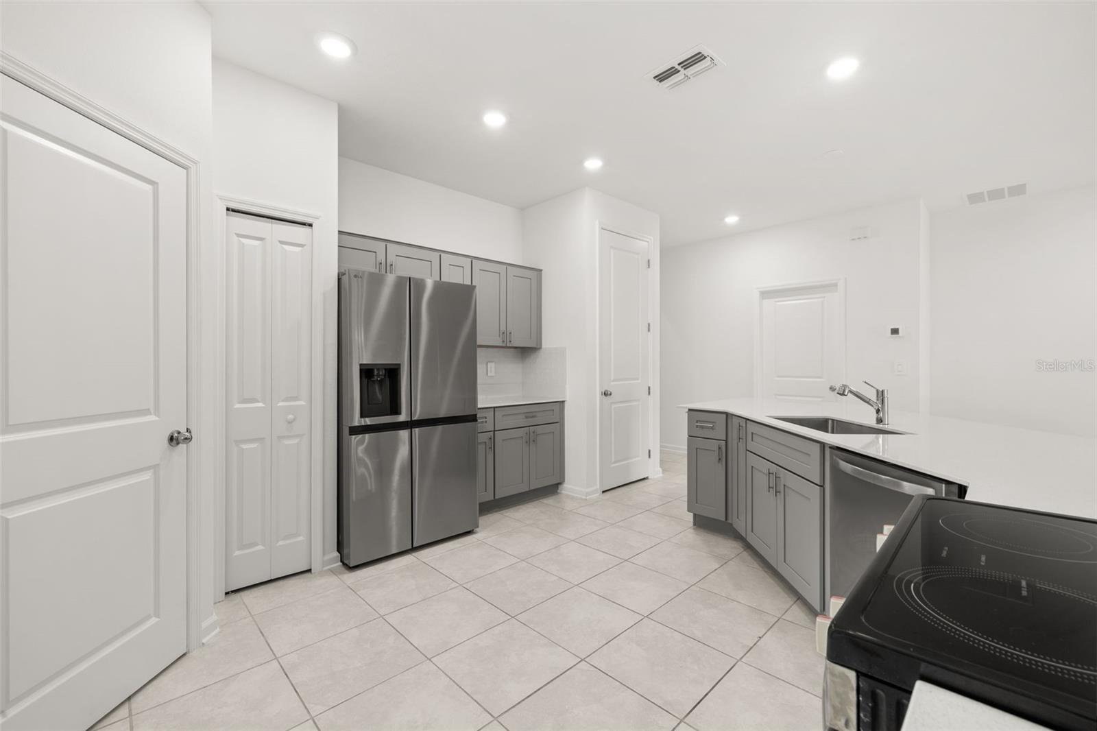 RANCHES/LK MCLEOD II - Residential Lease