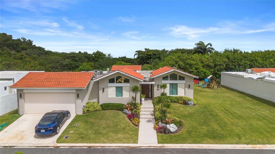 Where nature meets intention, this one-story Casona del Lago residence sits on a lush 1,005 sqmt lot in Sabanera Dorado. Surrounded by serene greenery and curated by interior design studio Medio Punto, this 2022-built home brings together privacy, elegance, and functionality in perfect harmony.

Thoughtfully laid out with soaring ceilings and flexible interiors, the home features four bedrooms (convertible to five), 4.5 bathrooms, a spacious kitchen with island, breakfast room, family room, and a generous great room that opens onto a covered terrace. Natural light flows through almond-colored, Italian-crafted windows, framing the garden views with quiet grace.

?Quartz countertops, travertine marble floors, and soft-closing cedar cabinetry create an atmosphere of understated luxury. Outdoors, the forest backdrop provides a peaceful retreat, enhanced by solar panels, a cistern, water softener, Tesla charger, and efficient air-conditioning for true comfort with conscience.

?With its modern systems, refined finishes, and access to the resort-style amenities of the Sabanera Dorado community—including pools, wellness spa, fitness center, clubhouse, pickleball court, and the TASIS School—this residence offers more than a place to live. 

It’s a space to grow, unwind, and thrive.