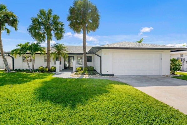 3924 VERSAILLES DR, TAMPA, FL 33634 - Image 7cecc0e2e6eabe8be2c79bc1e4136796/1951387102