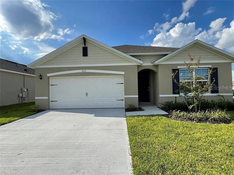 This spacious 4 Bedroom 2 2-bath 2 car 2-car-garage single-family home. Great location with easy access to 192 and Turnpike. Close to downtown Kissimmee, Neo City, Lake Nona/Medical City, and Orlando International Airport.