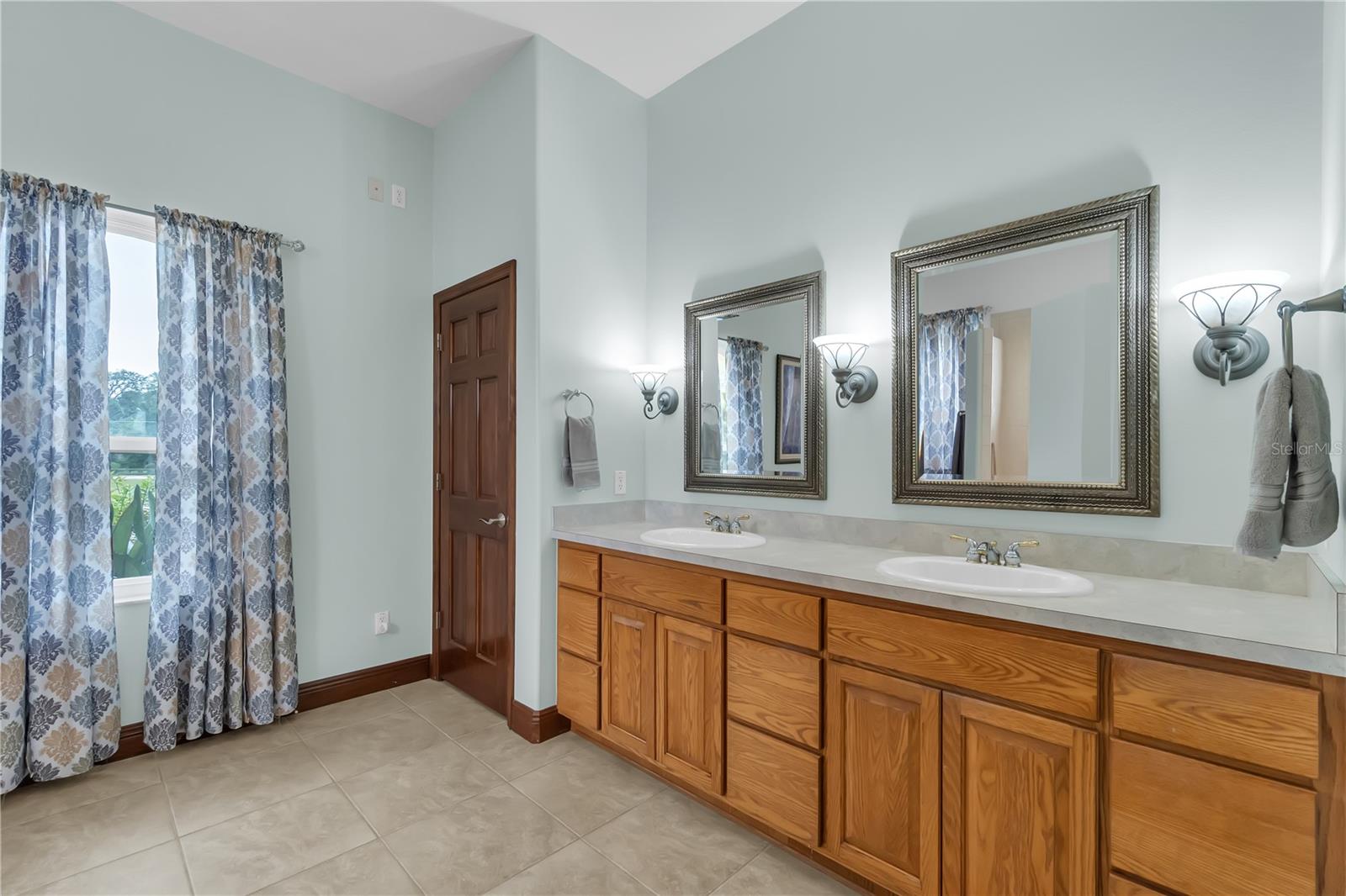 LIZZIE VIEW - Residential