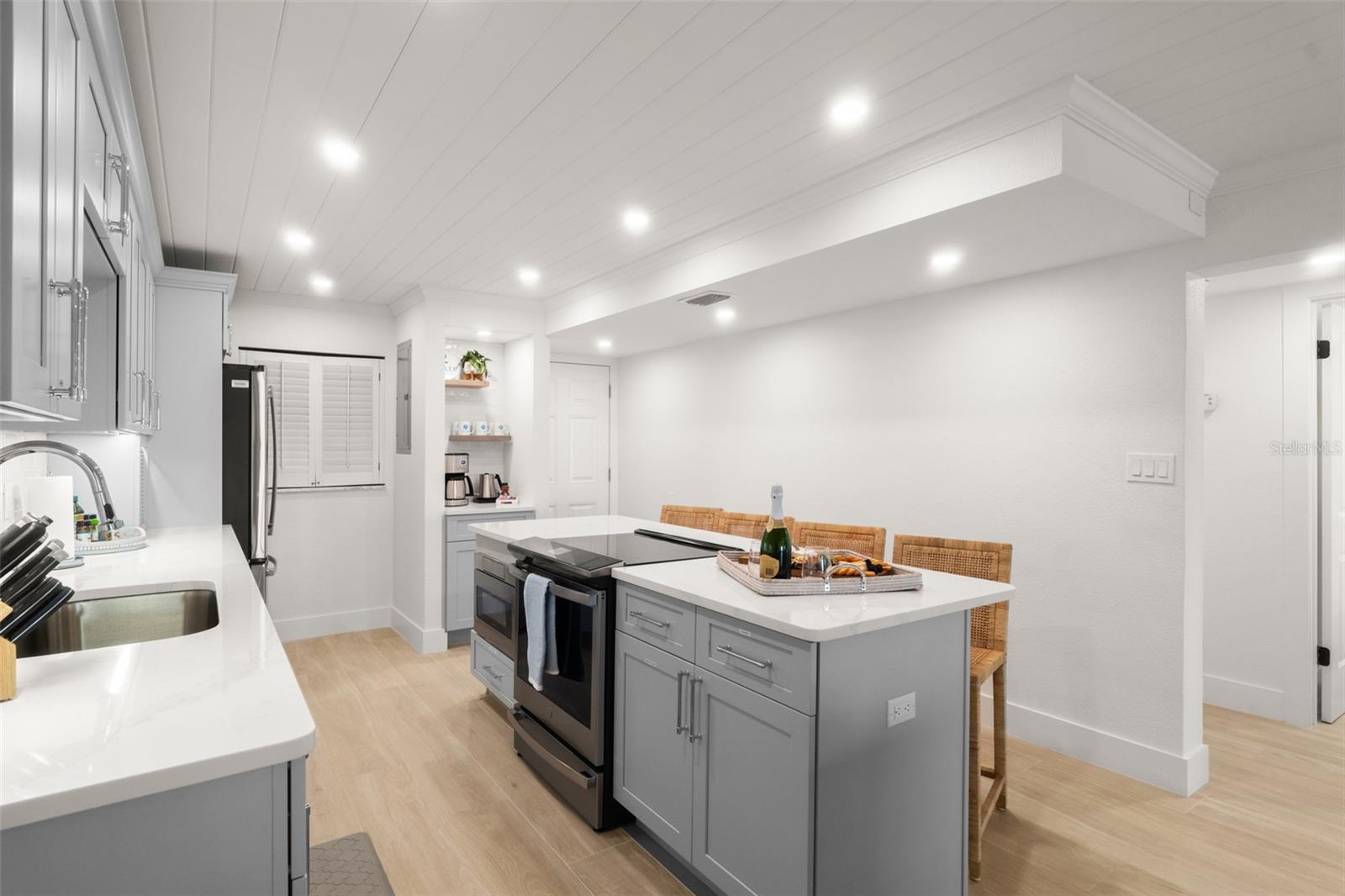 HACIENDA DEL SOL CONDO - Residential