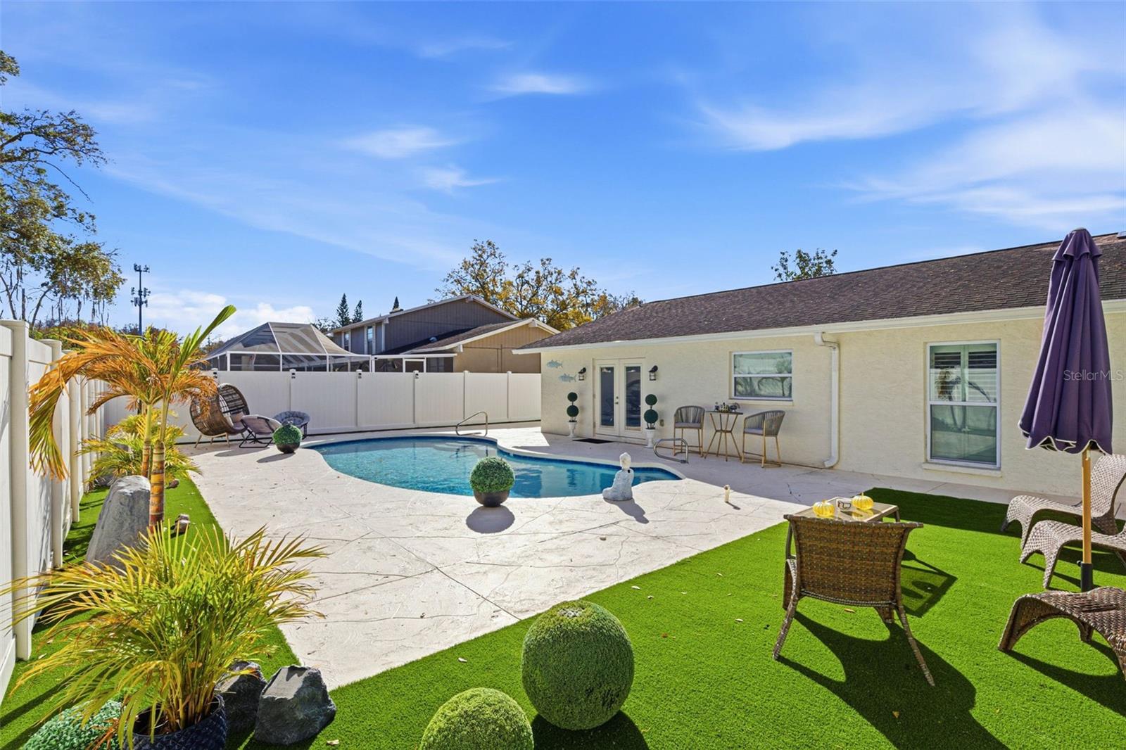 TWELVE OAKS - Residential