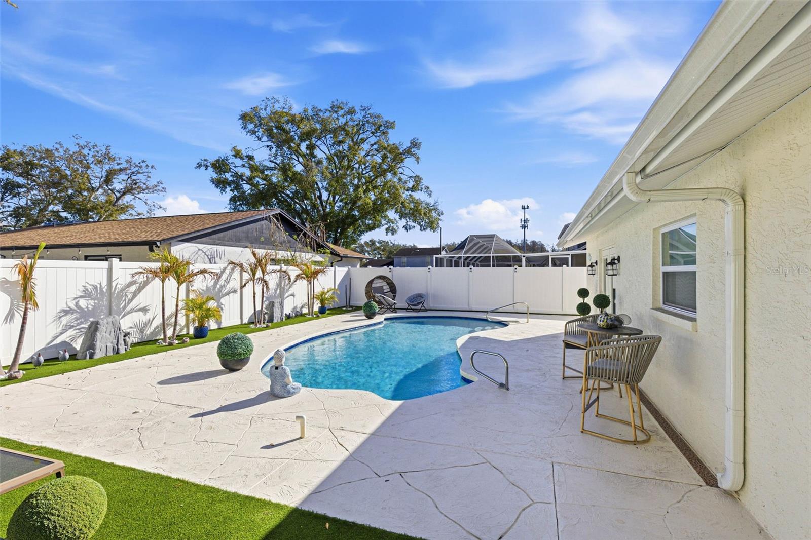 TWELVE OAKS - Residential