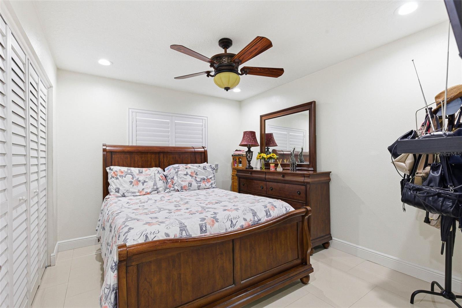 TWELVE OAKS - Residential