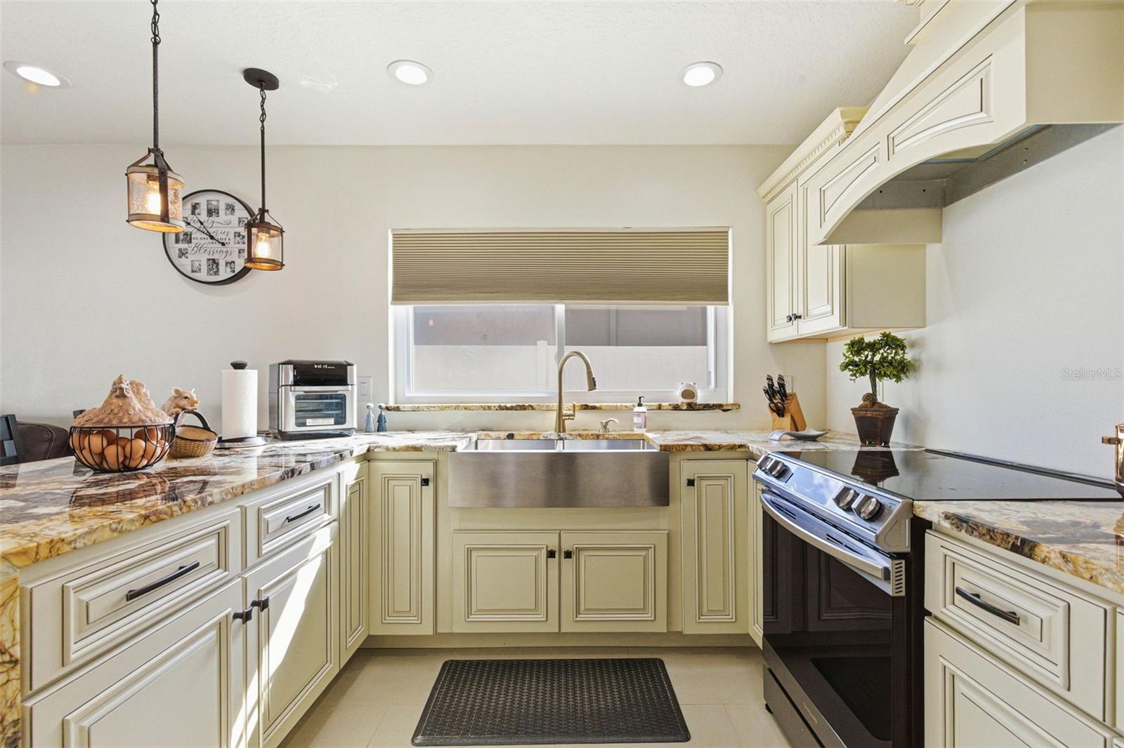 TWELVE OAKS - Residential