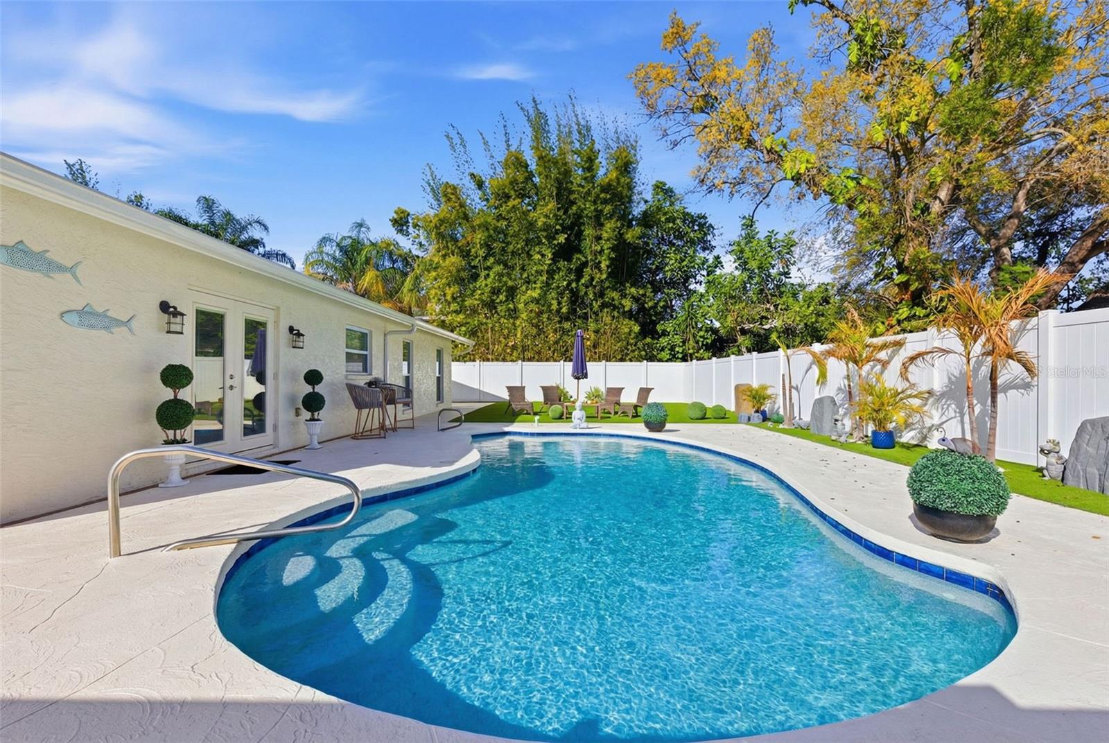 TWELVE OAKS - Residential