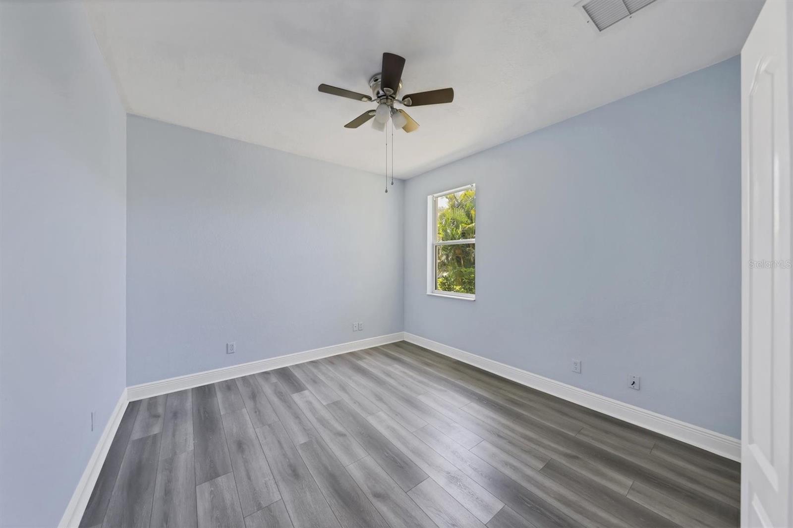 LAUREL WOODLANDS - Residential Lease