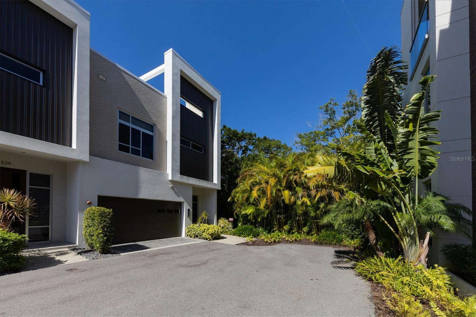 DOWNTOWN SARASOTA TOWNHOUSE AVAILABLE AT THE Q AVAILABLE FOR THE 2026 SEASON! The three level townhouse with elevator and garage, features fine finishes and furnishings for your winter escape. The home has a light-filled interior with high ceilings and multiple outdoor areas, including a large rooftop terrace and garden, the perfect place for relaxing or entertaining. The downtown Sarasota location is steps away from dining, shopping, and entertainment. A short drive over the Ringling Causeway takes you to Lido Key Beach and St. Armand’s Circle. 3 month minimum. LEASED 11/1/25 TO 5/2/26