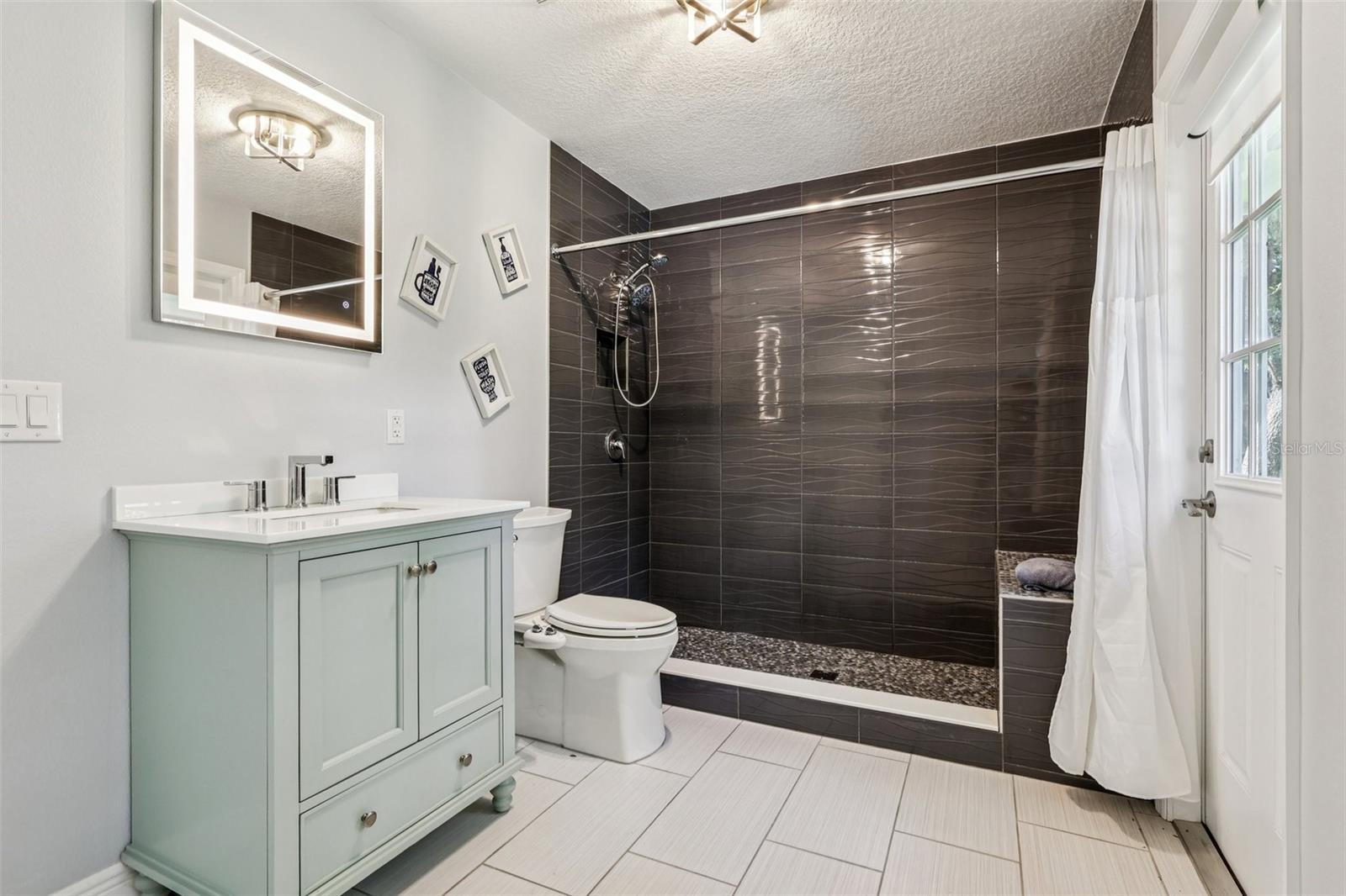 MC NEILS ORANGE VILLA - Residential