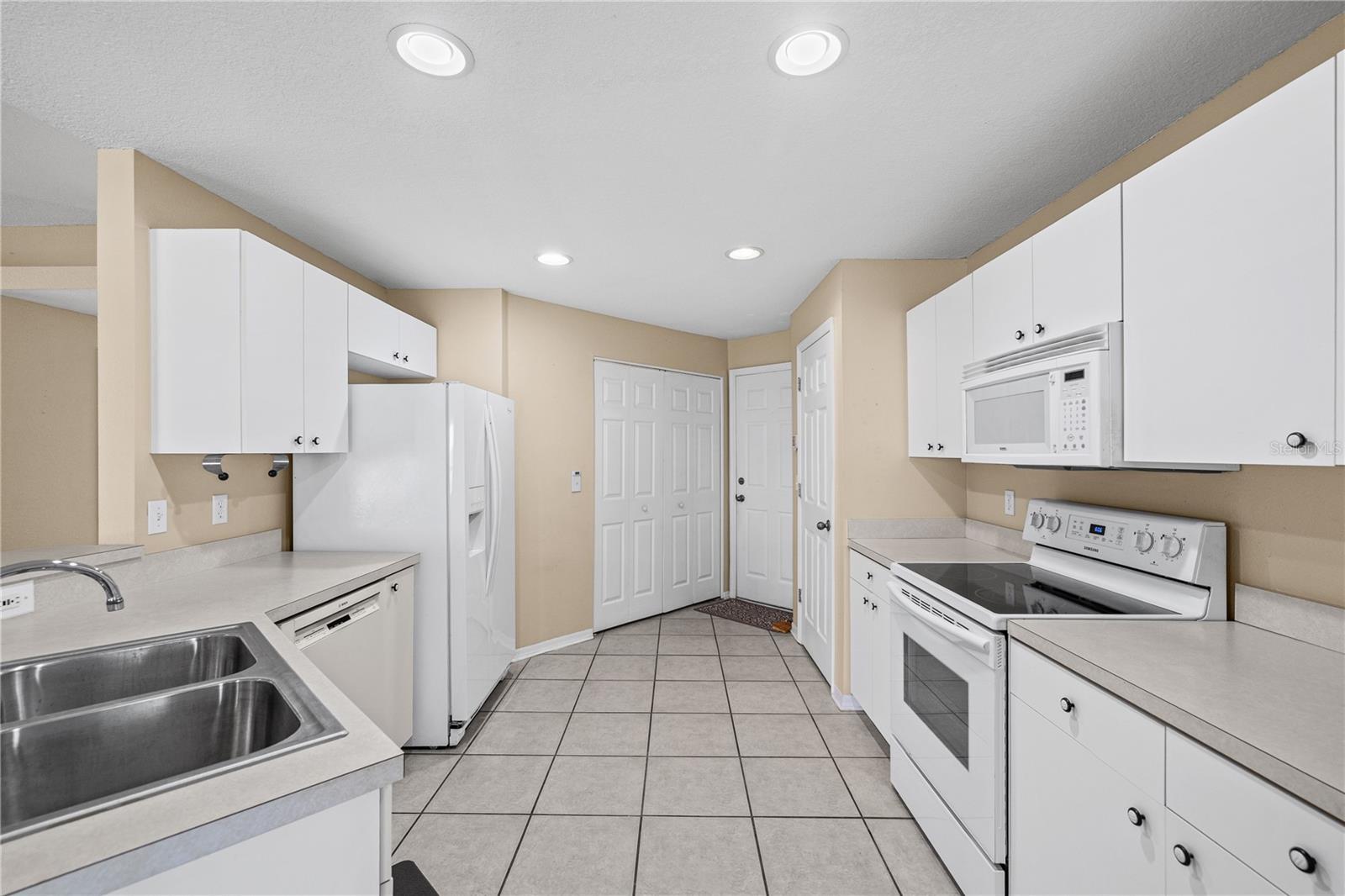 LAUREL LAKE CONDO - Residential