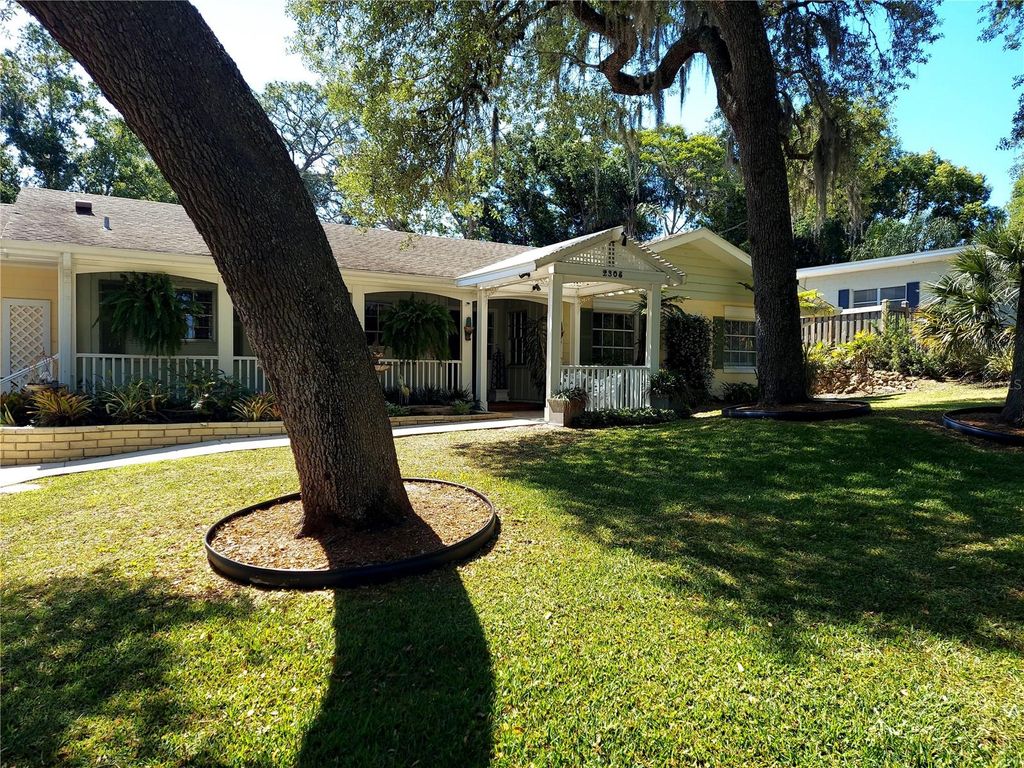 Photo of 2308 Overlook Drive, Mount Dora, FL 32757 (MLS # G5112296)