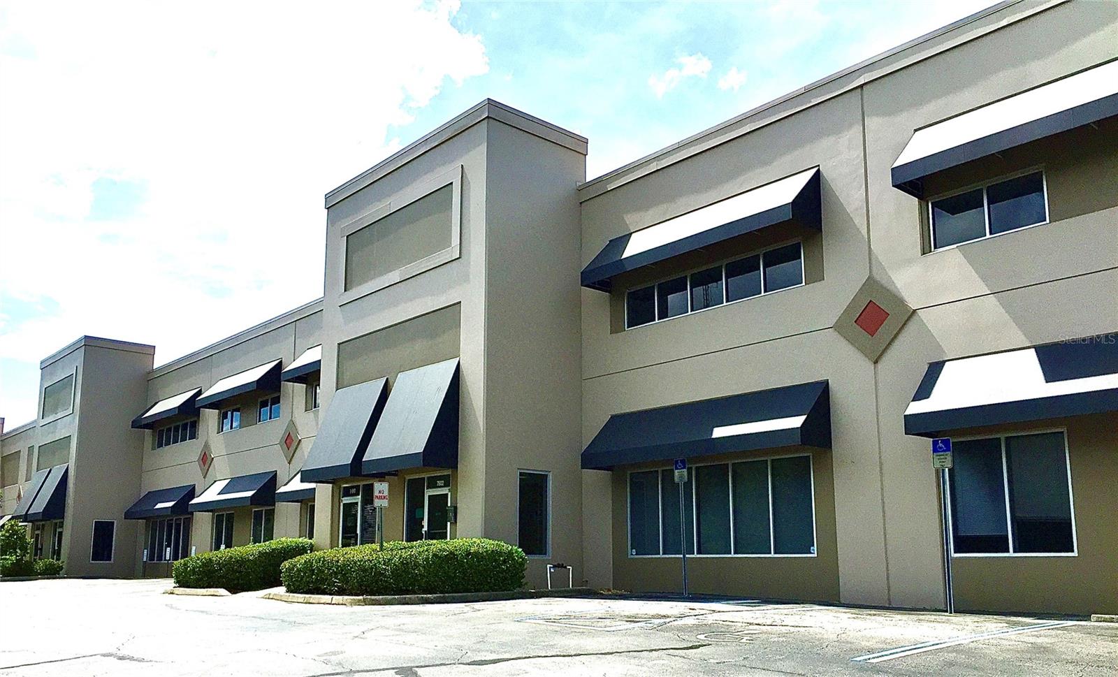 PRIVATE OFFICE FOR LEASE WITH 3 ROOMS. THE BUILDING OFFERS SECURITY CAMERAS, SECURITY ENTRY DOOR, RESTROOM AND KITCHEN. PRIME LOCATION!!! KINGSPOINTE PKWY IS OFF SAND LAKE RD, BETWEEN JOHN YOUNG PKWY AND INTERNATIONAL DRIVE. EASY ACCESS TO MAJOR ROADS. SECOND FLOOR, ELEVATOR AVAILABLE. GROSS LEASE