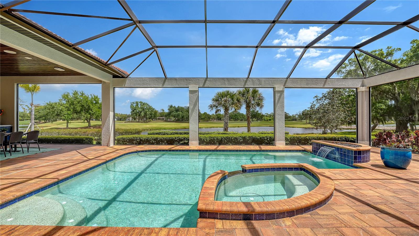 FOUNDERS CLUB - Residential