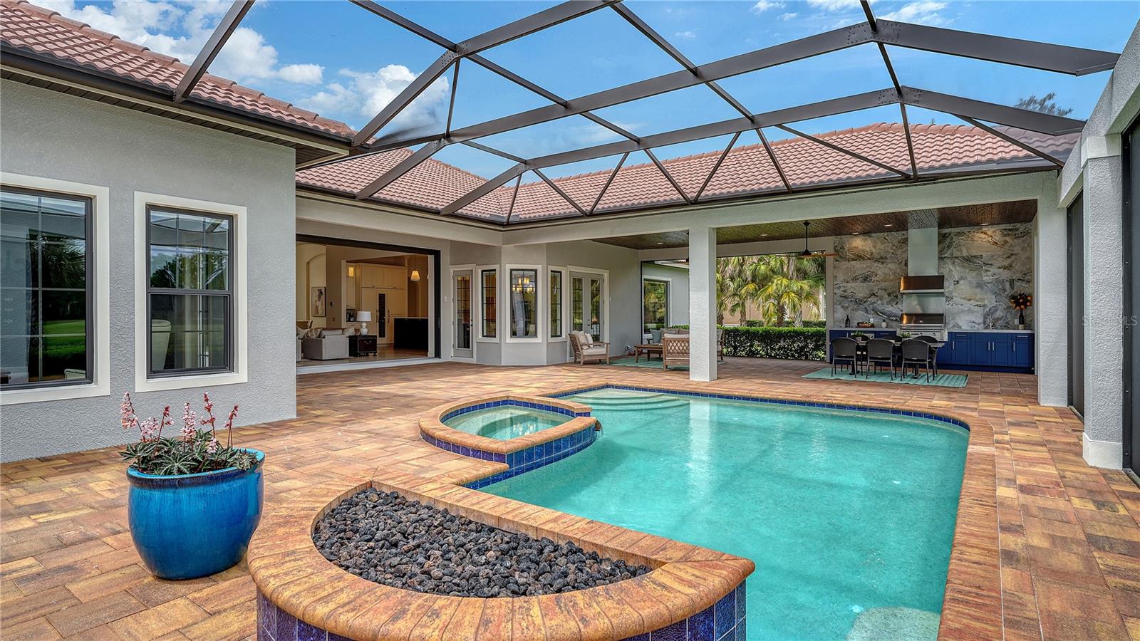 FOUNDERS CLUB - Residential