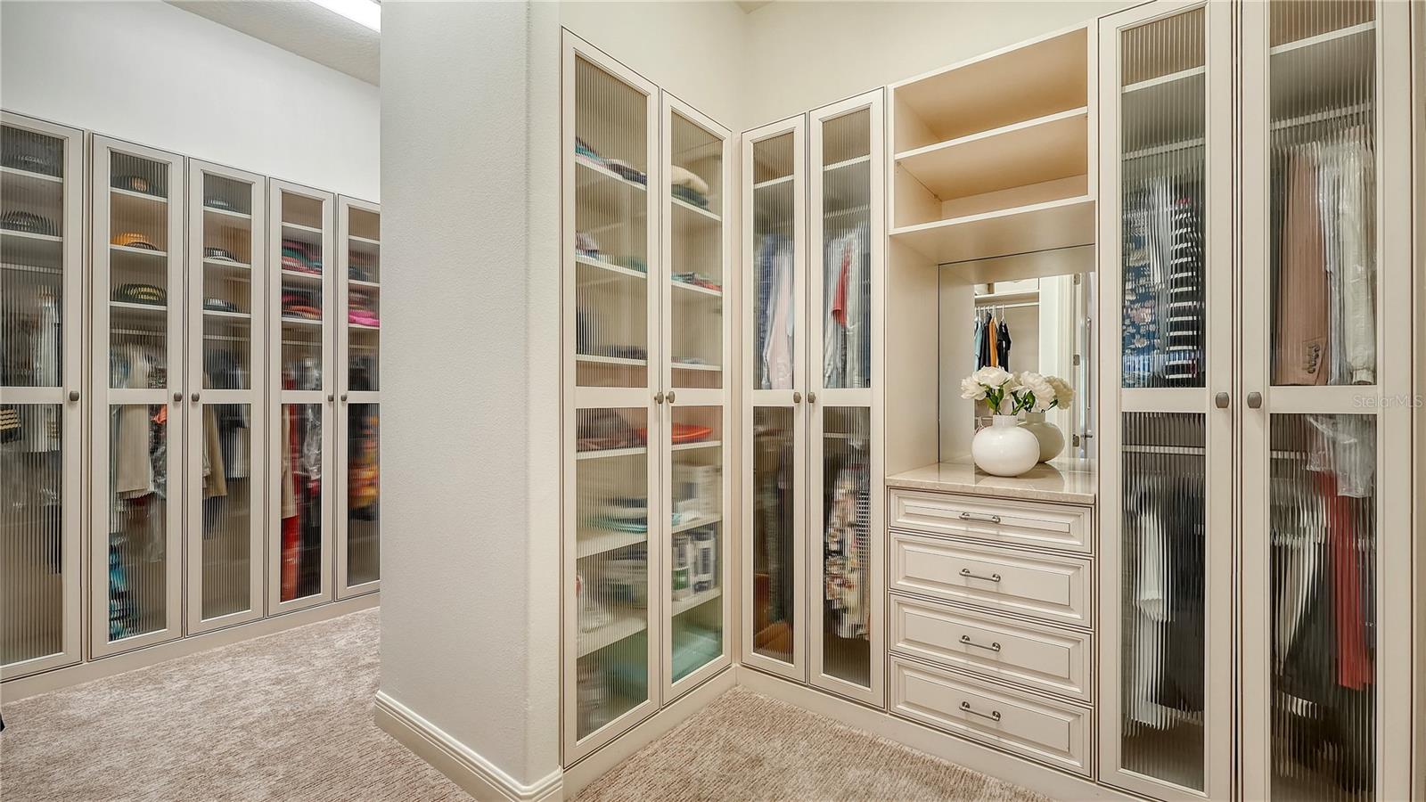 FOUNDERS CLUB - Residential