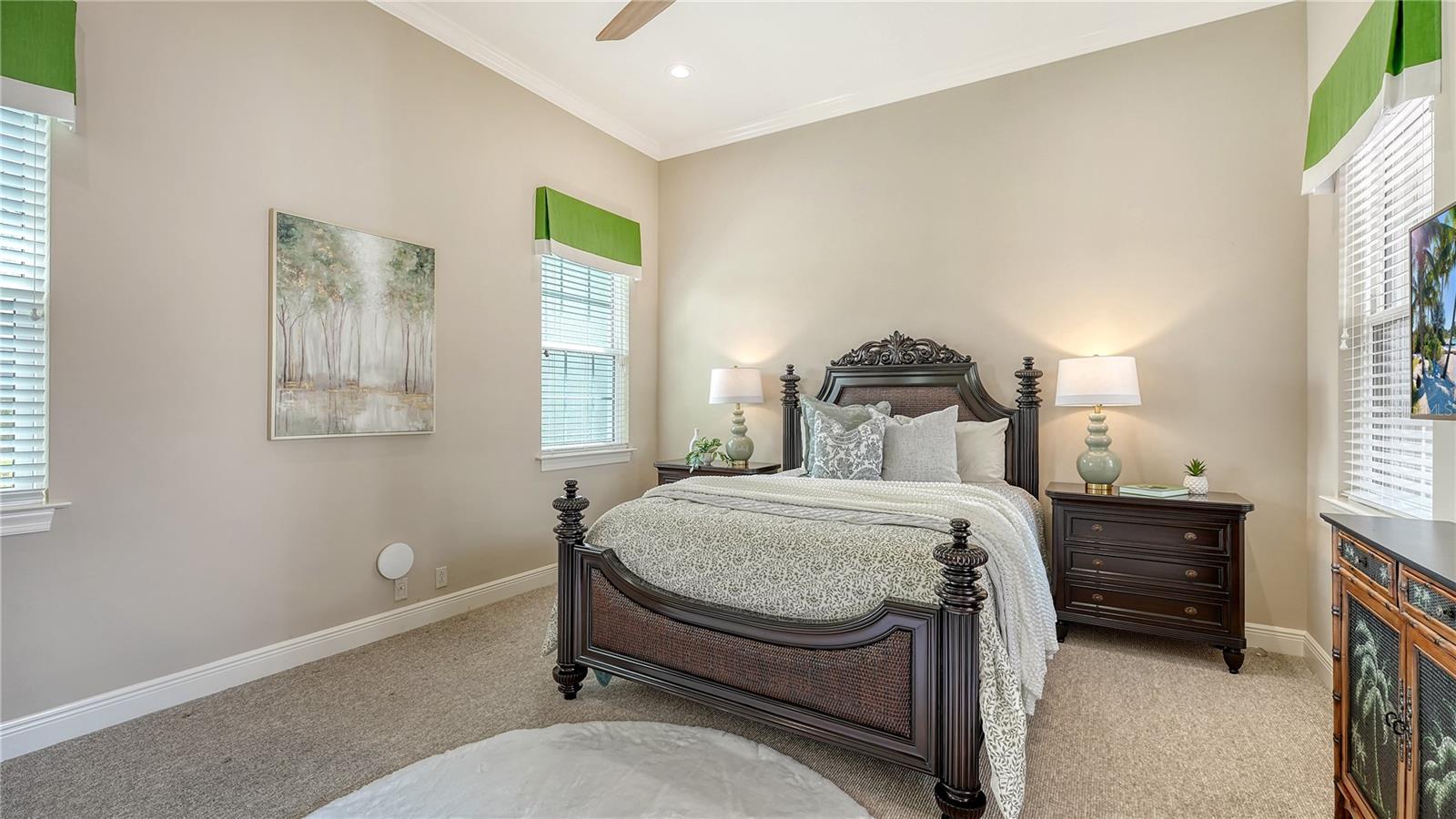 FOUNDERS CLUB - Residential