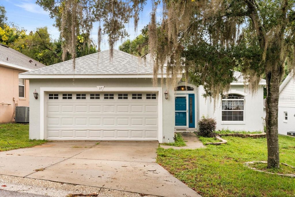 Photo of 37 Townhill Drive, Eustis, FL 32726 (MLS # G5102918)