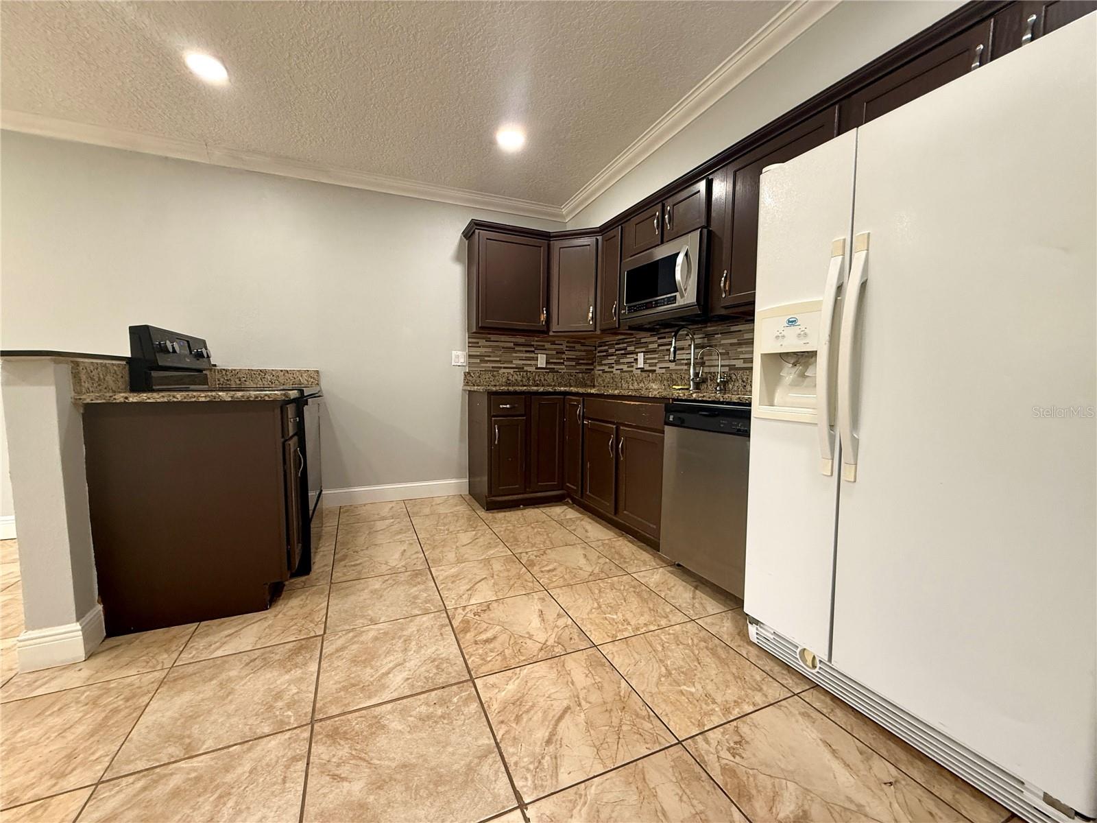 COUNTRY CLUB MANOR UNIT 3 - Residential Lease