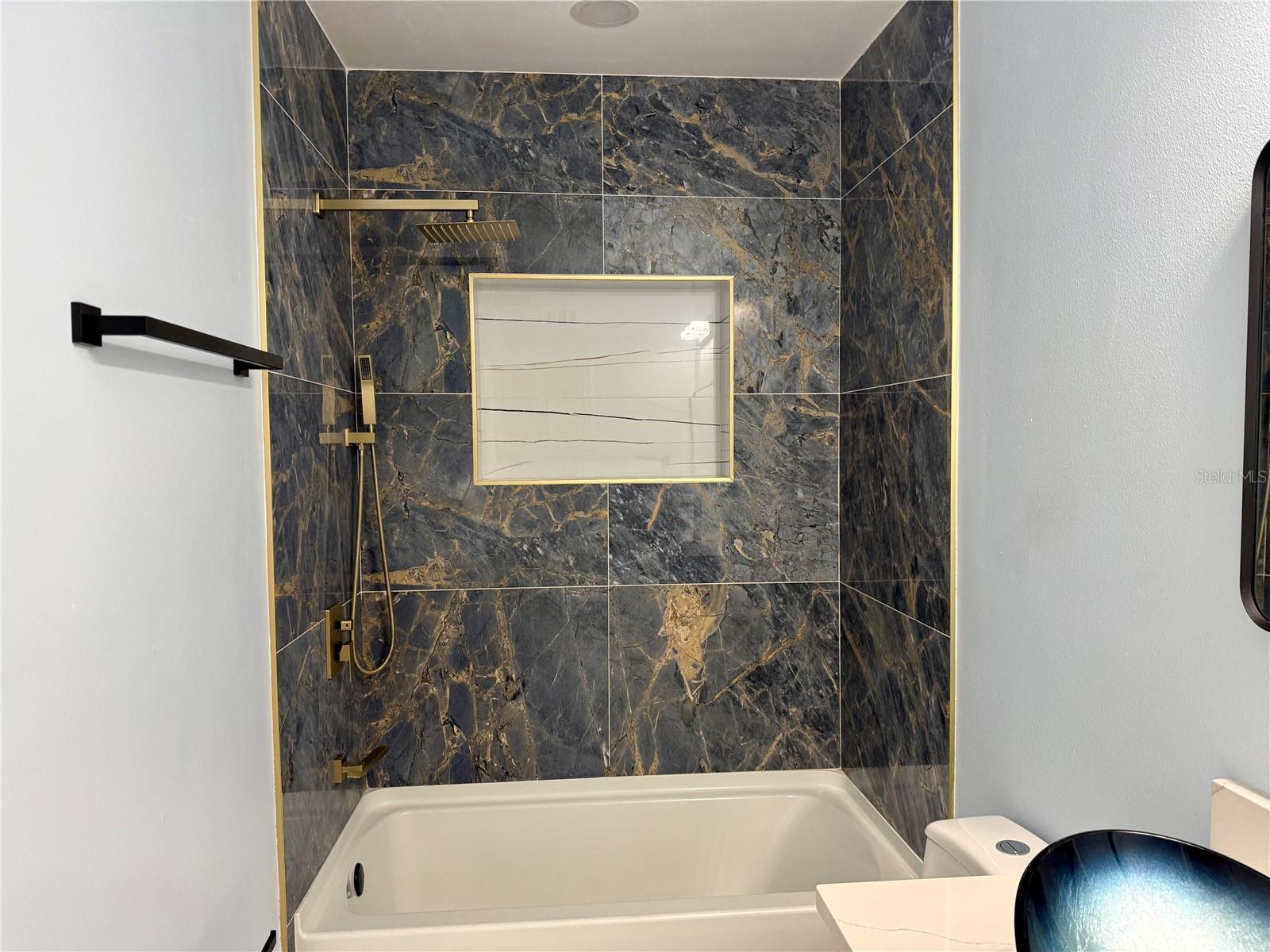 COUNTRY CLUB MANOR UNIT 3 - Residential Lease