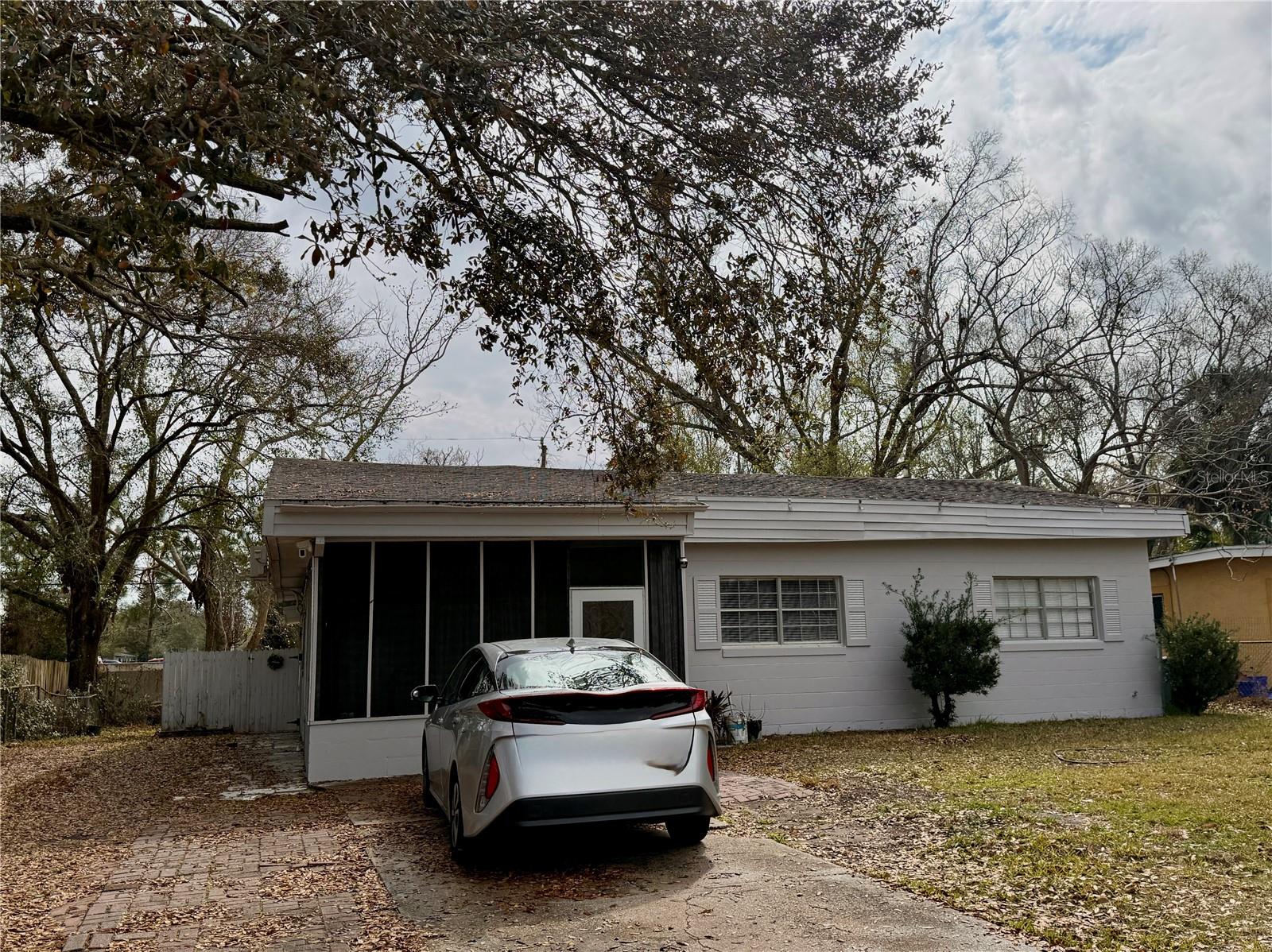 COUNTRY CLUB MANOR UNIT 3 - Residential Lease