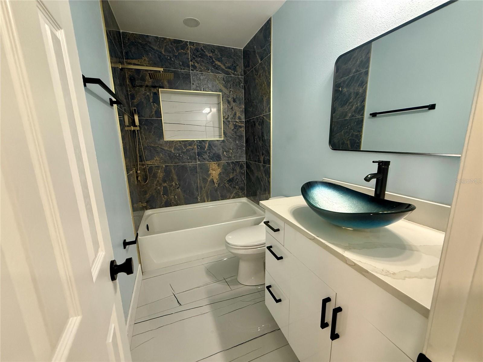 COUNTRY CLUB MANOR UNIT 3 - Residential Lease