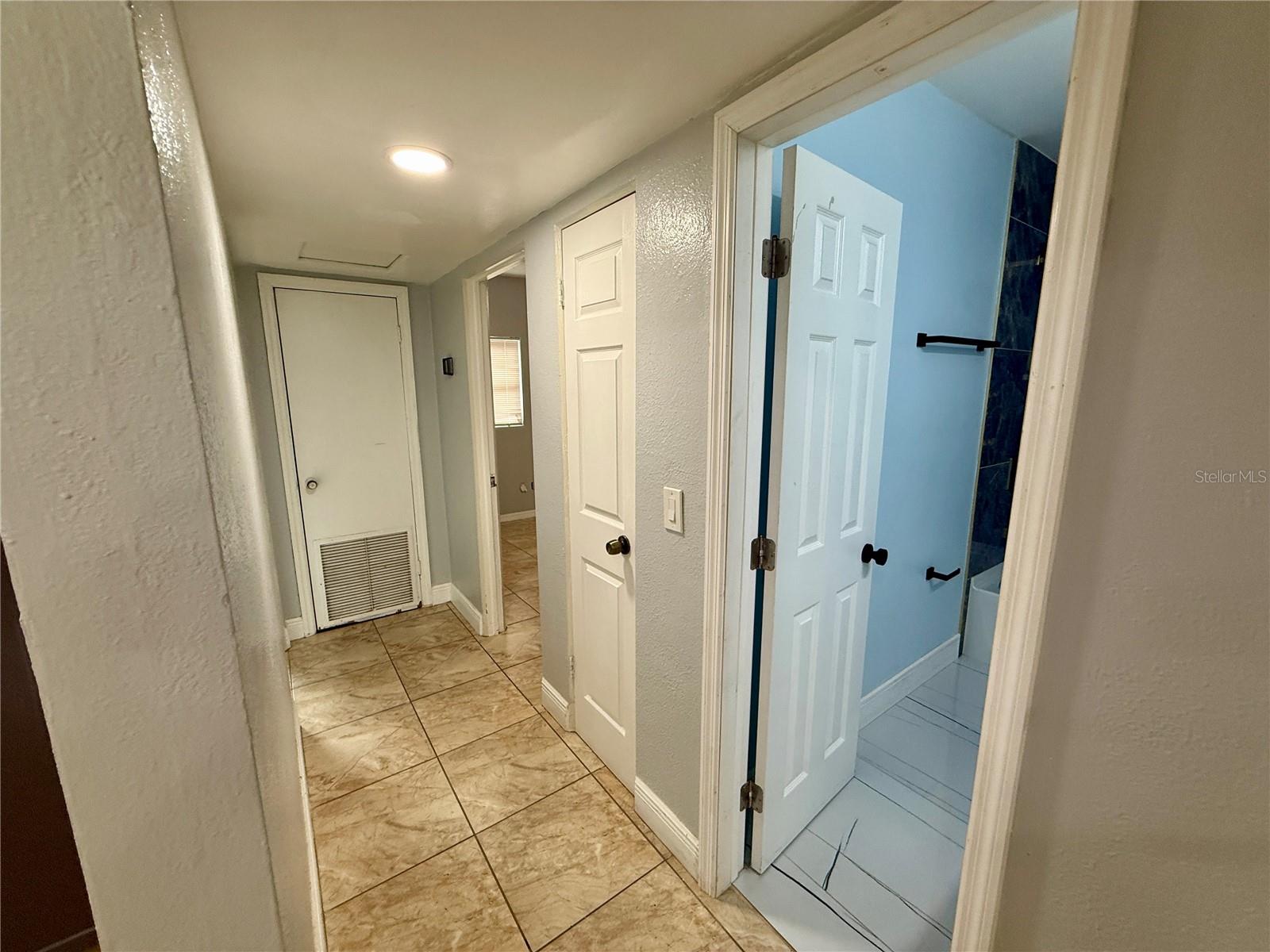 COUNTRY CLUB MANOR UNIT 3 - Residential Lease