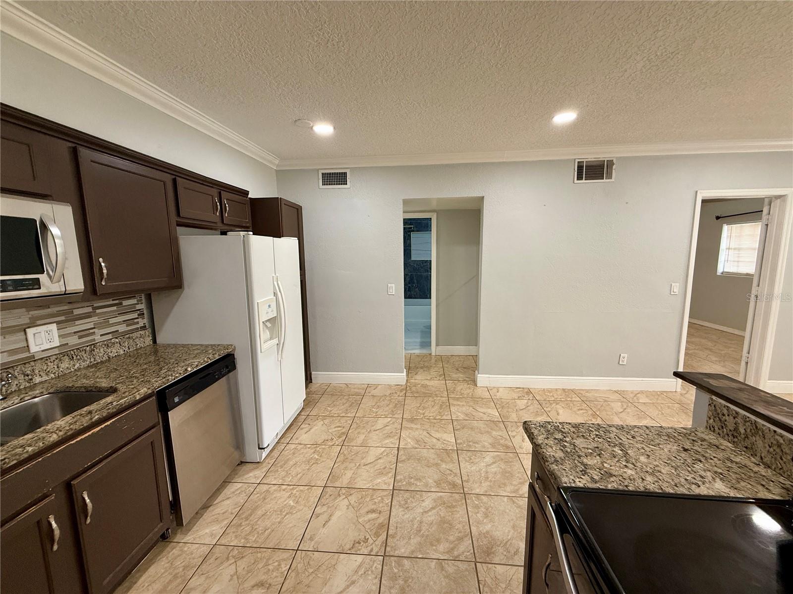 COUNTRY CLUB MANOR UNIT 3 - Residential Lease