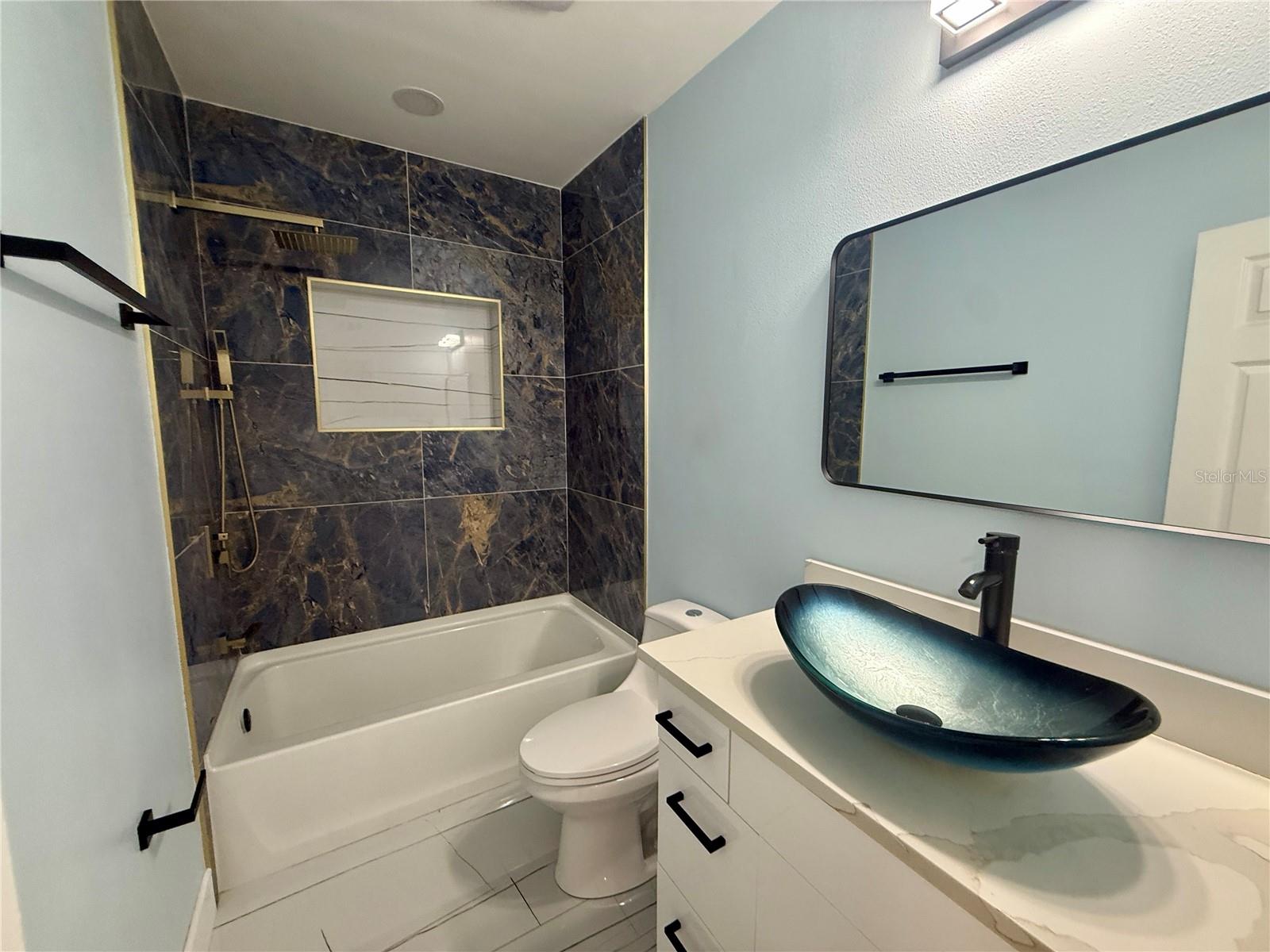 COUNTRY CLUB MANOR UNIT 3 - Residential Lease