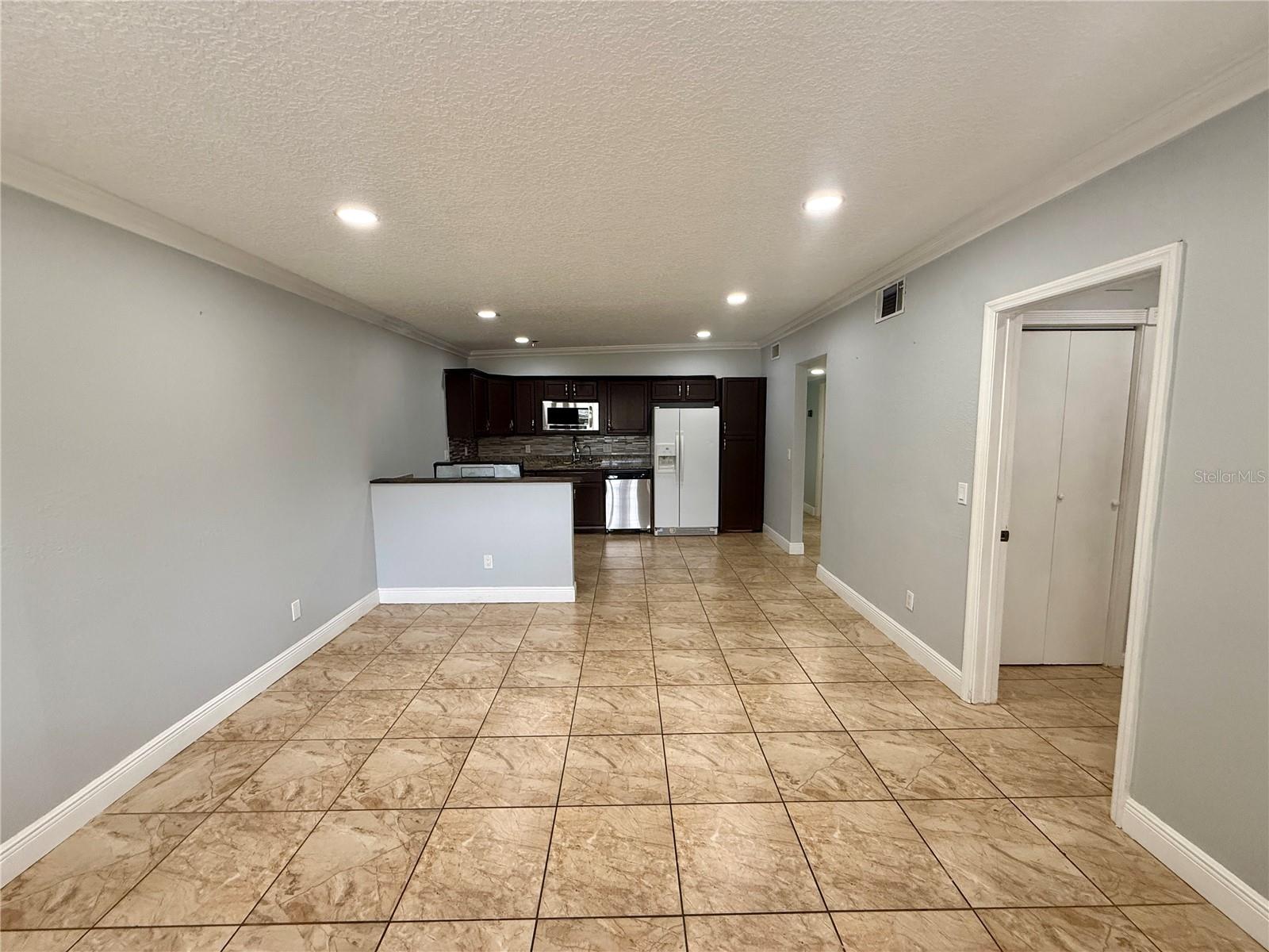 COUNTRY CLUB MANOR UNIT 3 - Residential Lease